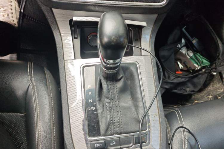 Used Roewe RX5 2016 20T Two-Wheel Drive Automatic Internet Smart Edition Gear Lever