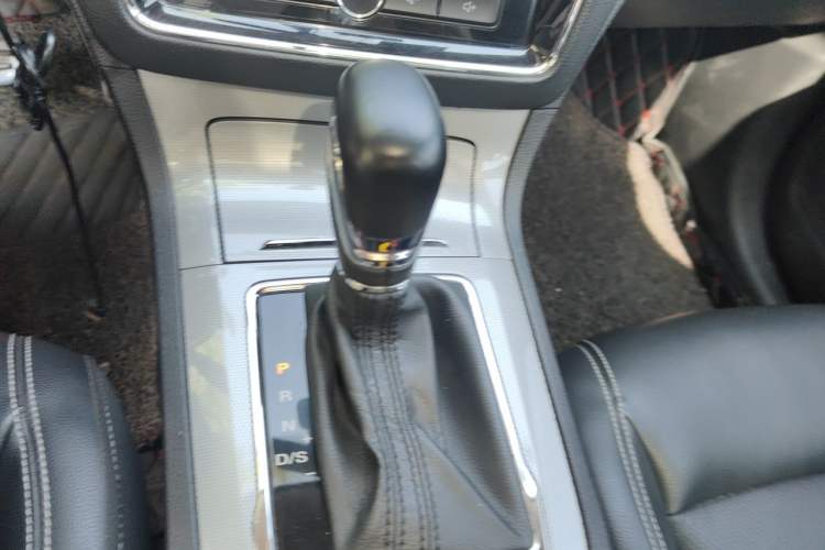 Used Roewe RX5 2016 20T Two-Wheel Drive Automatic Internet Smart Edition Gear Lever
