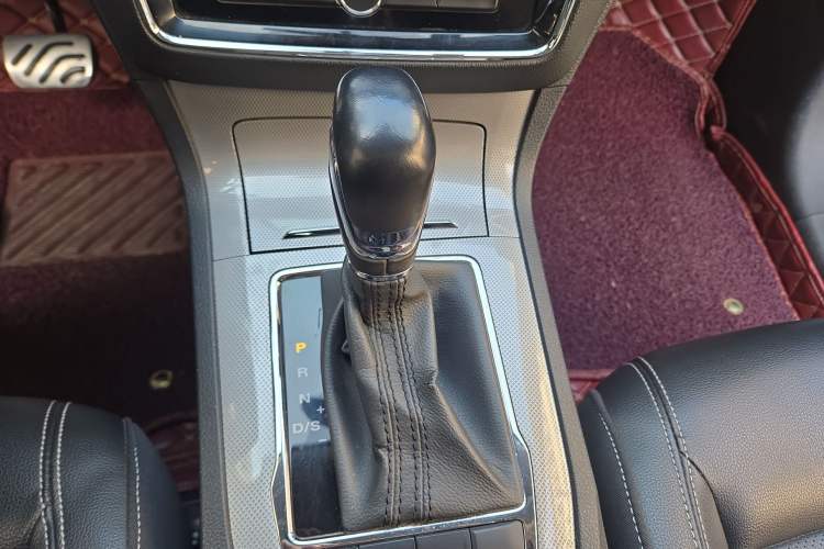 Used Roewe RX5 2016 20T Two-Wheel Drive Automatic Internet Smart Edition Gear Lever