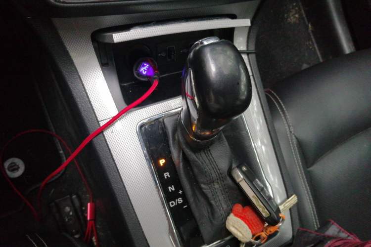 Used Roewe RX5 2016 20T Two-Wheel Drive Automatic Internet Smart Edition Gear Lever
