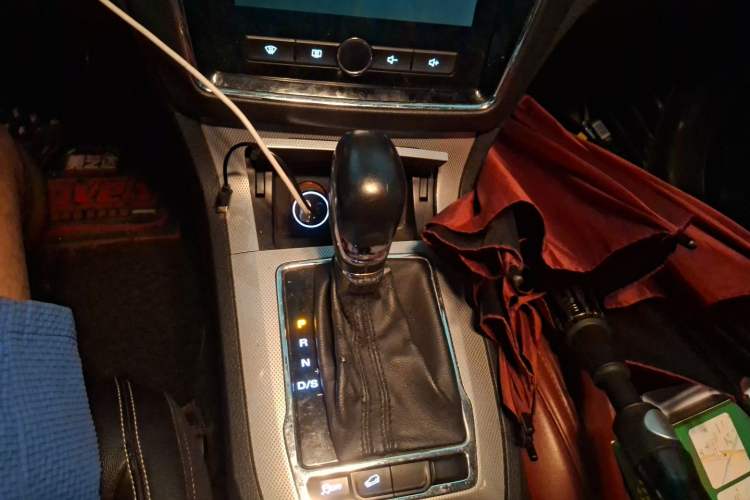 Used Roewe RX5 2016 20T Two-Wheel Drive Automatic Internet Smart Edition Gear Lever