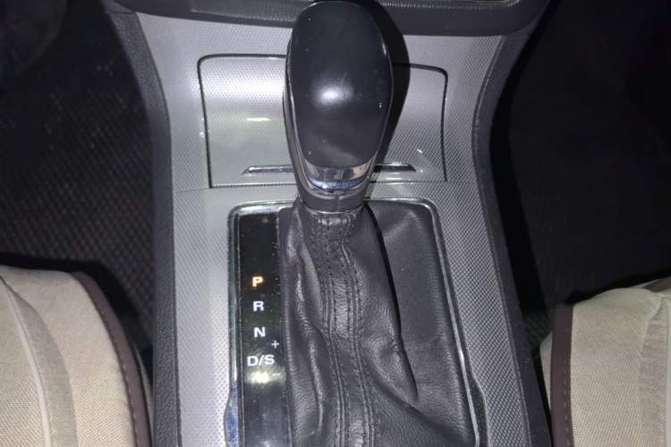 Used Roewe RX5 2016 20T Two-Wheel Drive Automatic Internet Smart Edition Gear Lever