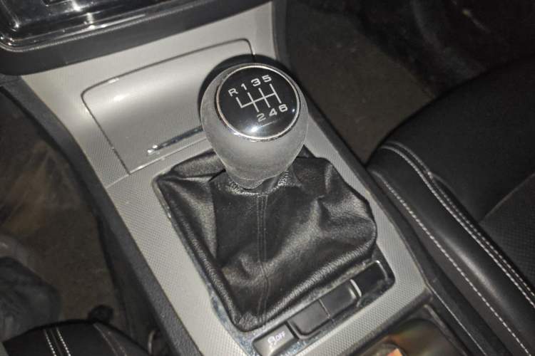 Used Roewe RX5 2016 20T Two-Wheel Drive Manual Flagship Edition Gear Lever