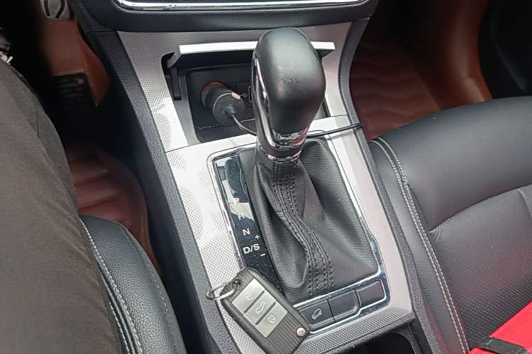 Used Roewe RX5 2016 20T Two-Wheel Drive Automatic Internet Smart Edition Gear Lever