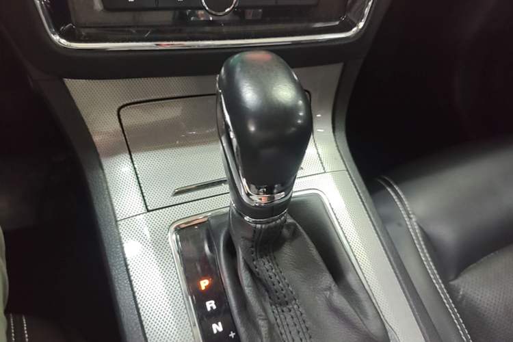 Used Roewe RX5 2016 20T Two-Wheel Drive Automatic Internet Smart Edition Gear Lever