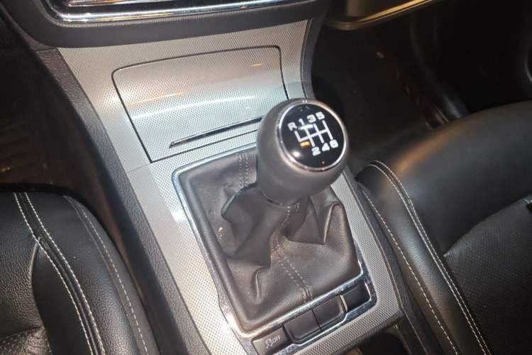 Used Roewe RX5 2016 20T Two-Wheel Drive Manual Flagship Edition Gear Lever