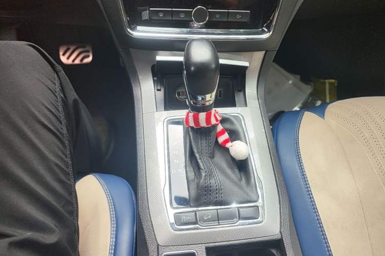 Used Roewe RX5 2016 20T Two-Wheel Drive Automatic Internet Smart Edition Gear Lever
