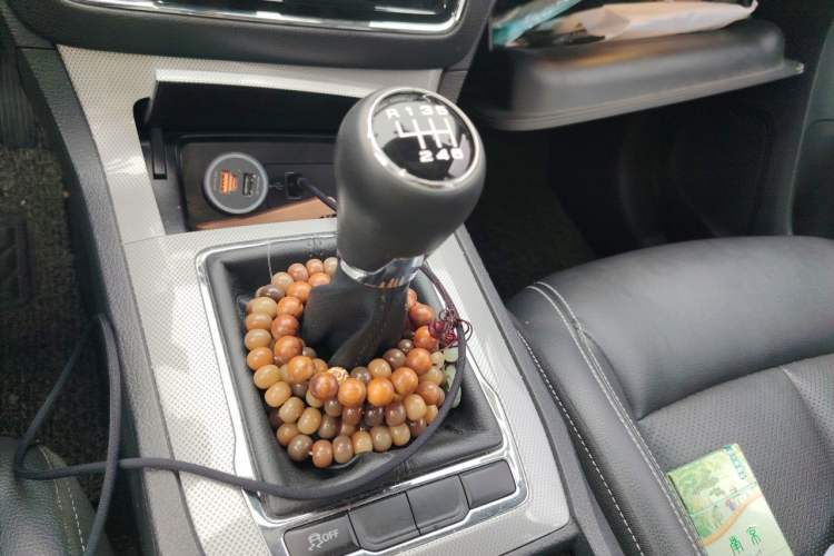 Used Roewe RX5 2016 20T Two-Wheel Drive Manual Flagship Edition Gear Lever