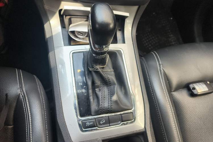 Used Roewe RX5 2016 20T Two-Wheel Drive Automatic Internet Smart Edition Gear Lever