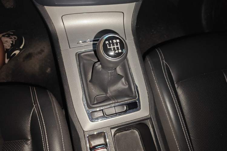 Used Roewe RX5 2016 20T Two-Wheel Drive Manual Transmission Internet Smart Edition Gear Lever