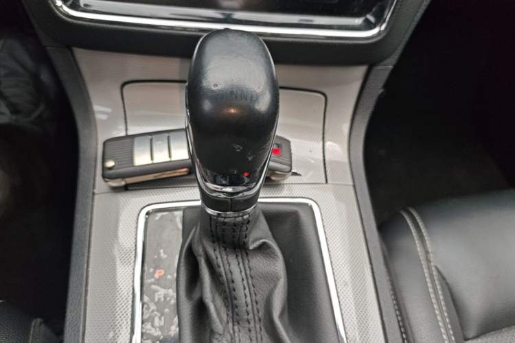 Used Roewe RX5 2016 20T Two-Wheel Drive Automatic Internet Smart Edition Gear Lever