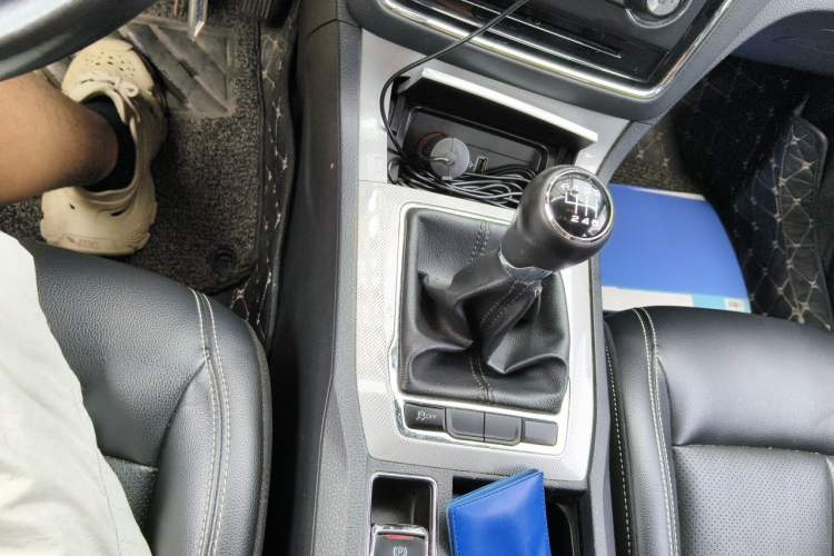 Used Roewe RX5 2016 20T Two-Wheel Drive Manual Flagship Edition Gear Lever