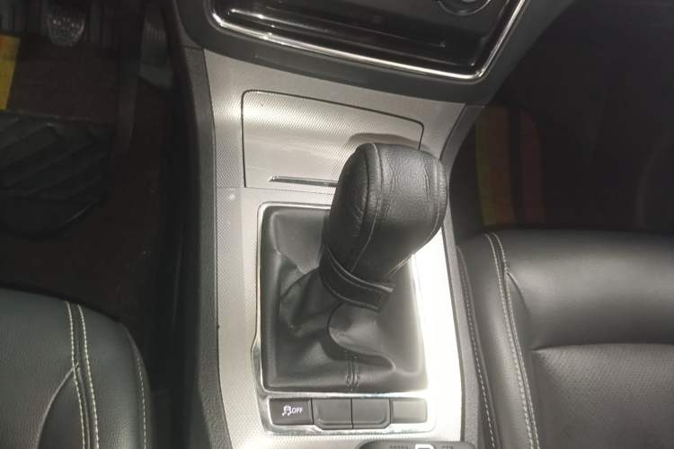 Used Roewe RX5 2016 20T Two-Wheel Drive Manual Flagship Edition Gear Lever