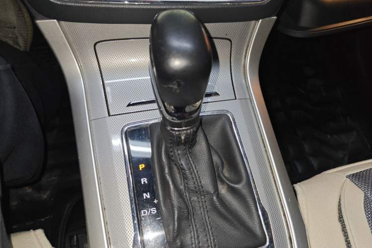 Used Roewe RX5 2016 20T Two-Wheel Drive Automatic Internet Smart Edition Gear Lever