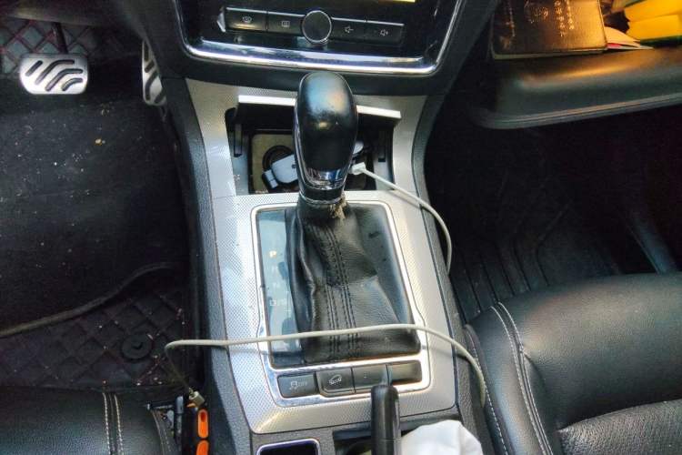 Used Roewe RX5 2016 20T Two-Wheel Drive Automatic Internet Smart Edition Gear Lever