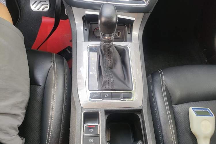 Used Roewe RX5 2016 20T Two-Wheel Drive Automatic Internet Smart Edition Gear Lever