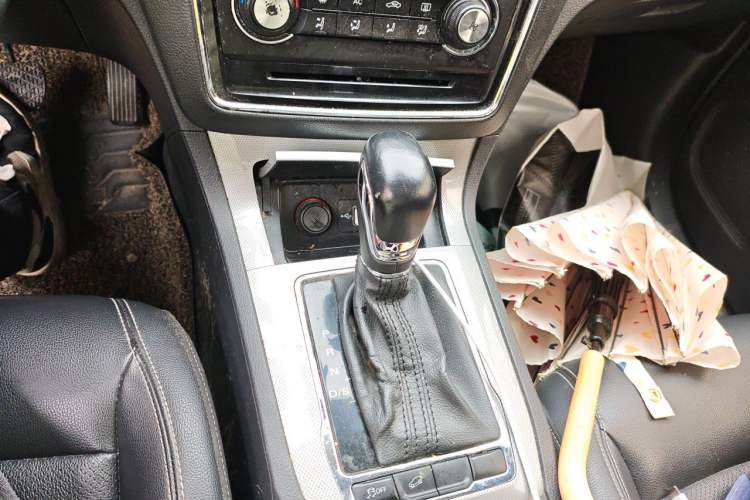Used Roewe RX5 2016 20T Two-Wheel Drive Automatic Flagship Edition Gear Lever