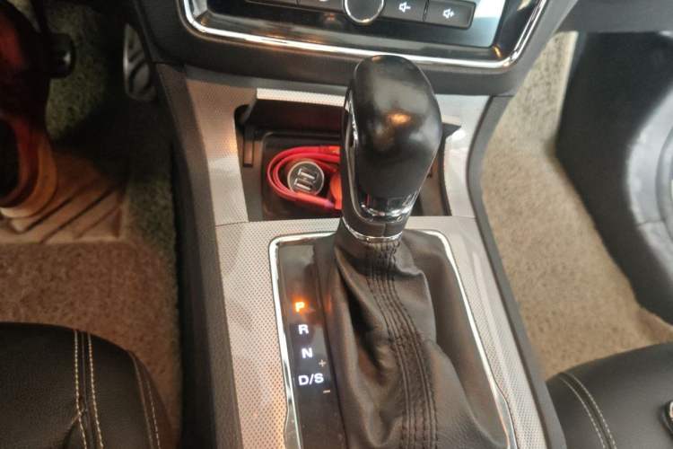 Used Roewe RX5 2016 20T Two-Wheel Drive Automatic Internet Smart Edition Gear Lever