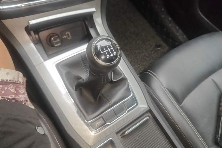 Used Roewe RX5 2016 20T Two-Wheel Drive Manual Flagship Edition Gear Lever