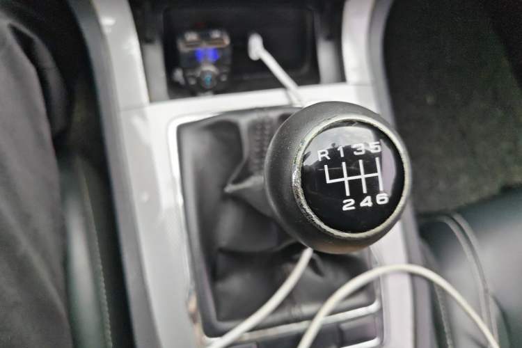 Used Roewe RX5 2016 20T Two-Wheel Drive Manual Flagship Edition Gear Lever