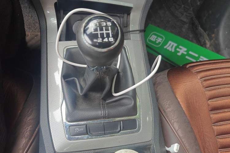 Used Roewe RX5 2016 20T Two-Wheel Drive Manual Flagship Edition Gear Lever