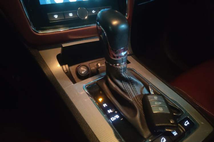 Used Roewe RX5 2016 30T Four-Wheel Drive Automatic Internet Smart Luxury Edition Gear Lever