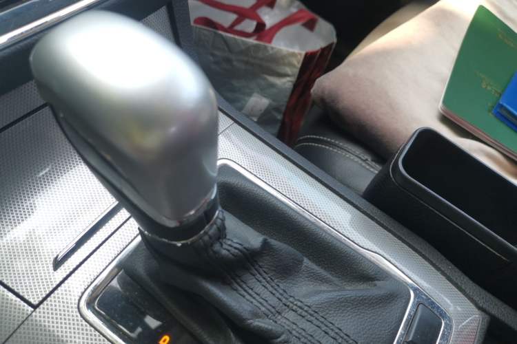 Used Roewe RX5 2016 20T Two-Wheel Drive Automatic Internet Smart Edition Gear Lever