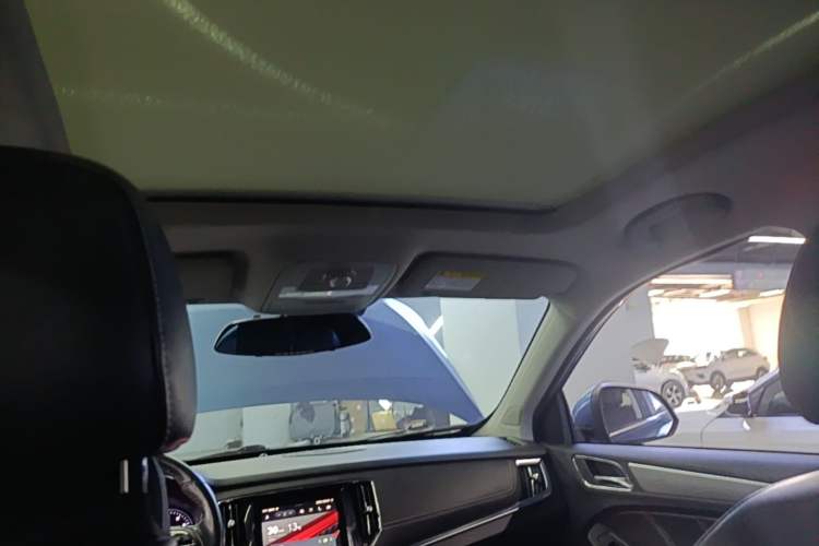 Used Roewe RX5 2016 20T Two-Wheel Drive Automatic Internet Smart Edition Headliner