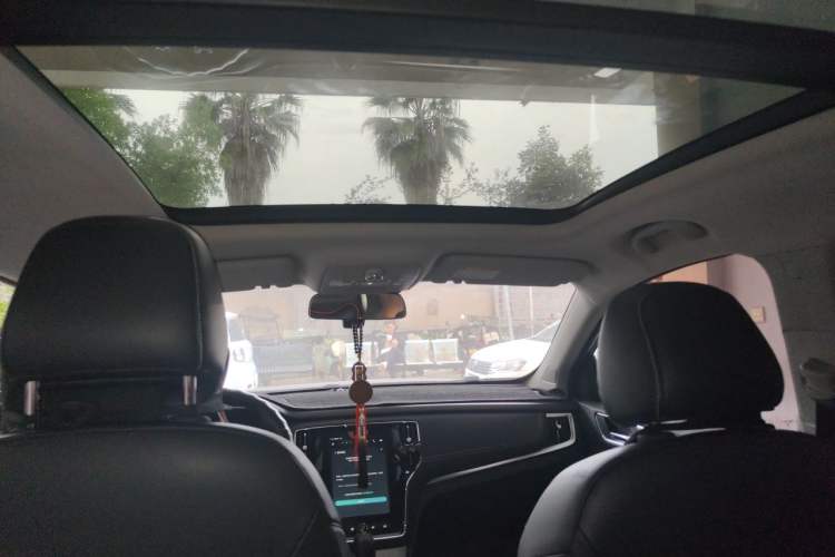 Used Roewe RX5 2016 20T Two-Wheel Drive Automatic Internet Smart Edition Headliner