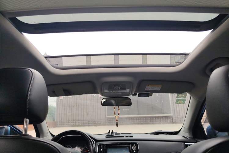 Used Roewe RX5 2016 20T Two-Wheel Drive Manual Flagship Edition Headliner