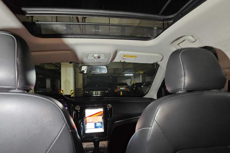 Used Roewe RX5 2016 20T Two-Wheel Drive Manual Transmission Internet Smart Edition Headliner