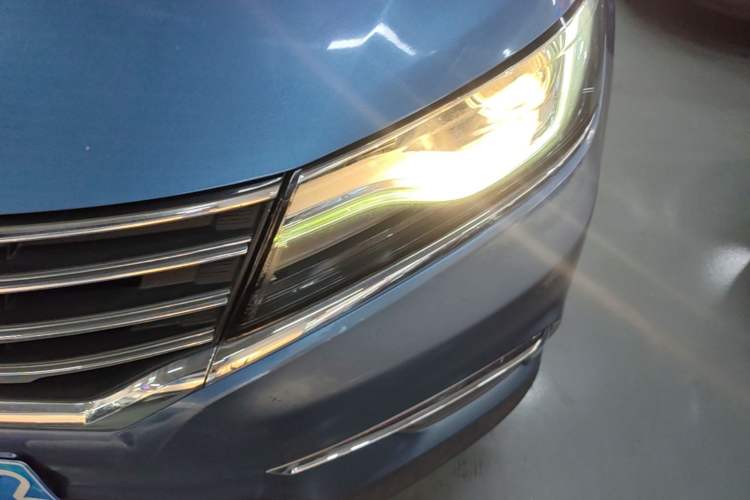 Used Roewe RX5 2016 20T Two-Wheel Drive Automatic Internet Smart Edition Left Front Headlight
