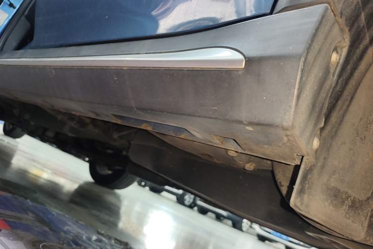 Used Roewe RX5 2016 20T Two-Wheel Drive Automatic Internet Smart Edition Left Side Sill