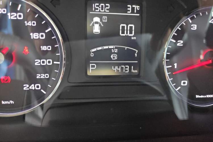 Used Roewe RX5 2016 20T Two-Wheel Drive Automatic Internet Smart Edition Odometer Close Up