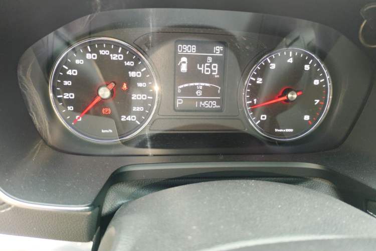 Used Roewe RX5 2016 20T Two-Wheel Drive Automatic Internet Smart Edition Odometer Close Up