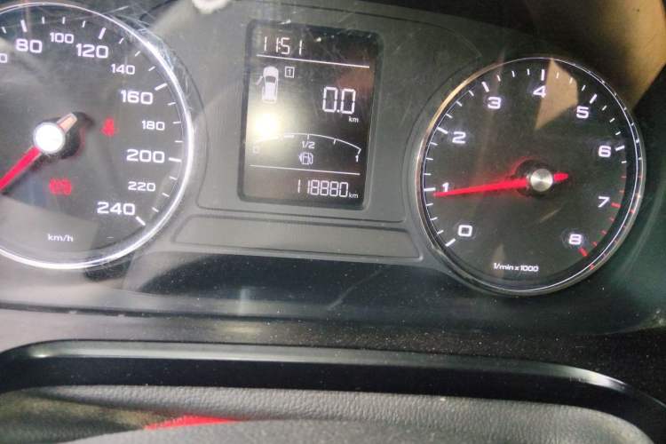 Used Roewe RX5 2016 20T Two-Wheel Drive Manual Flagship Edition Odometer Close Up