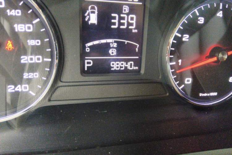 Used Roewe RX5 2016 20T Two-Wheel Drive Automatic Internet Smart Edition Odometer Close Up
