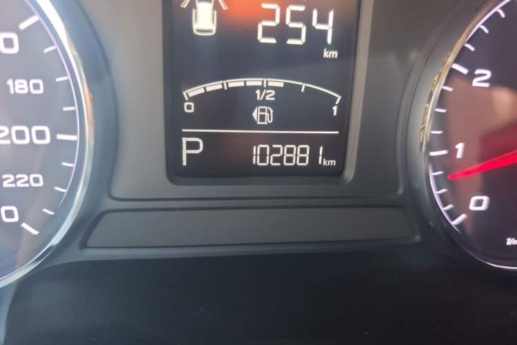 Used Roewe RX5 2016 20T Two-Wheel Drive Automatic Internet Smart Edition Odometer Close Up