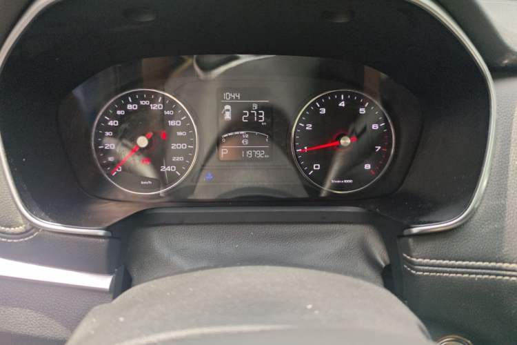 Used Roewe RX5 2016 20T Two-Wheel Drive Automatic Flagship Edition Odometer Close Up