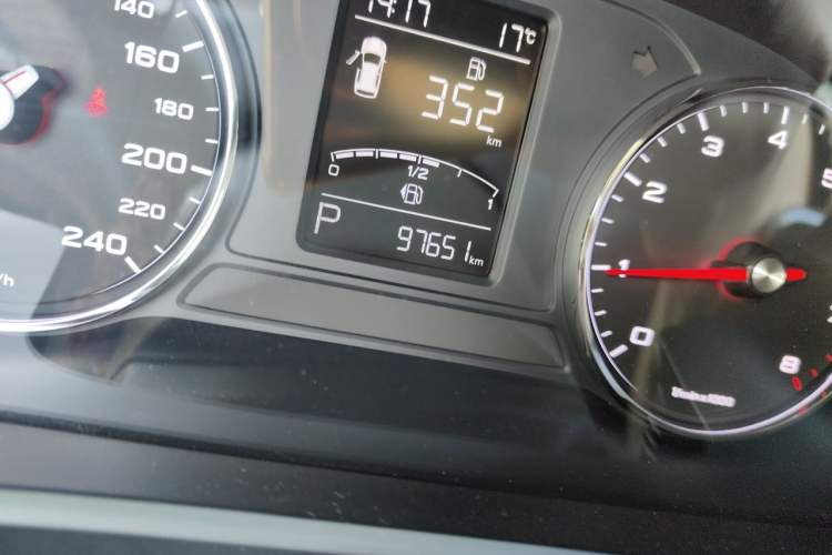Used Roewe RX5 2016 20T Two-Wheel Drive Automatic Internet Smart Edition Odometer Close Up