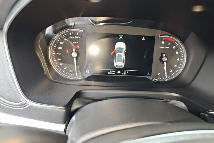 Used Roewe RX5 2016 30T Two-Wheel Drive Automatic Internet Smart Edition Odometer Close Up
