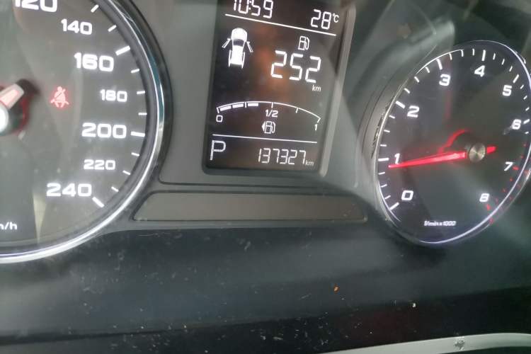 Used Roewe RX5 2016 20T Two-Wheel Drive Automatic Internet Smart Edition Odometer Close Up