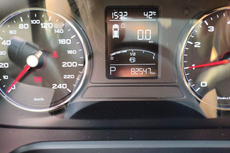Used Roewe RX5 2016 20T Two-Wheel Drive Automatic Internet Smart Edition Odometer Close Up
