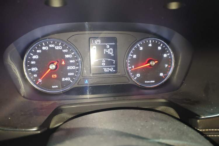 Used Roewe RX5 2016 20T Two-Wheel Drive Manual Flagship Edition Odometer Close Up