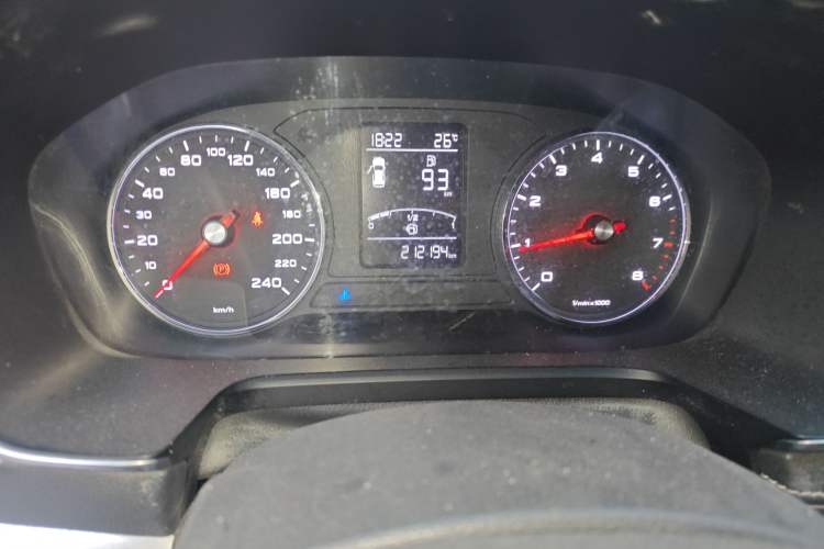 Used Roewe RX5 2016 20T Two-Wheel Drive Manual Transmission Internet Smart Edition Odometer Close Up