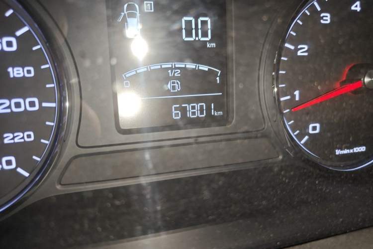 Used Roewe RX5 2016 20T Two-Wheel Drive Manual Transmission Internet Smart Edition Odometer Close Up