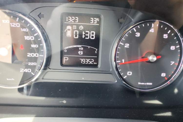 Used Roewe RX5 2016 20T Two-Wheel Drive Automatic Internet Smart Edition Odometer Close Up