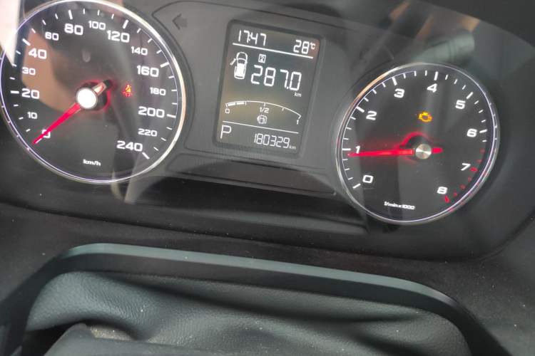 Used Roewe RX5 2016 20T Two-Wheel Drive Automatic Internet Smart Edition Odometer Close Up