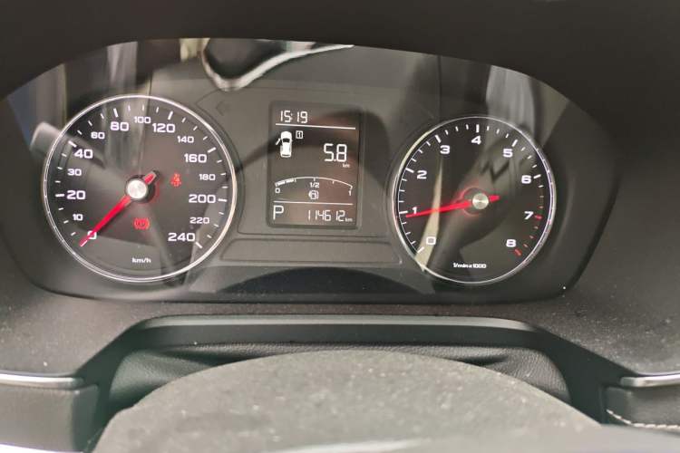 Used Roewe RX5 2016 20T Two-Wheel Drive Automatic Flagship Edition Odometer Close Up