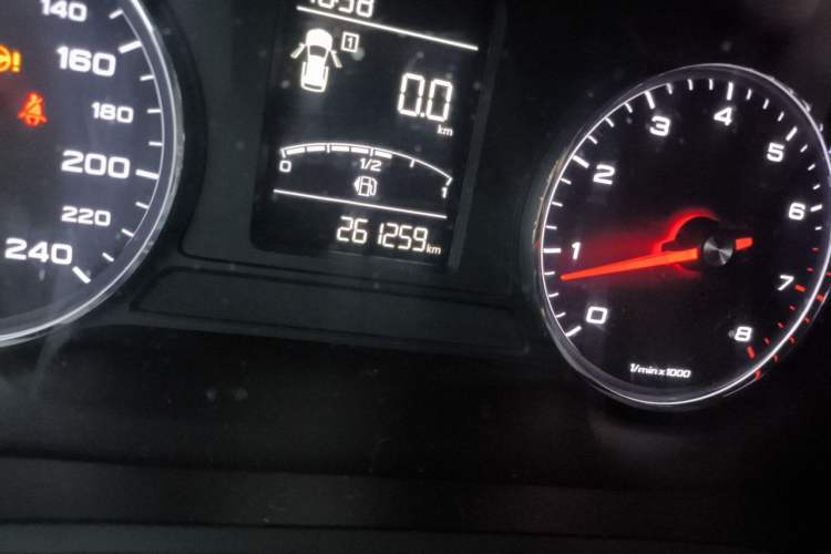 Used Roewe RX5 2016 20T Two-Wheel Drive Manual Flagship Edition Odometer Close Up